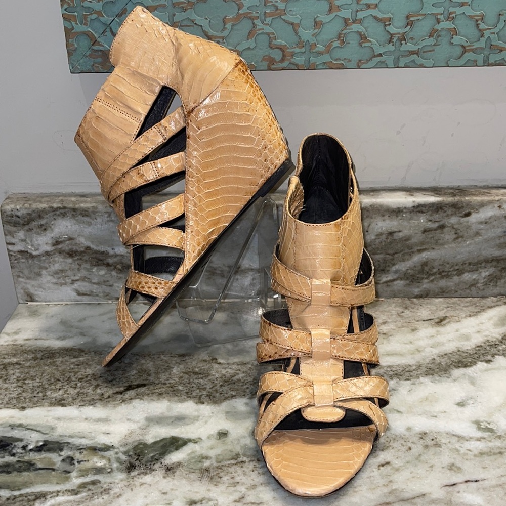Elizabeth & James Snakeskin Patti Wedge Gladiator Sandals 11